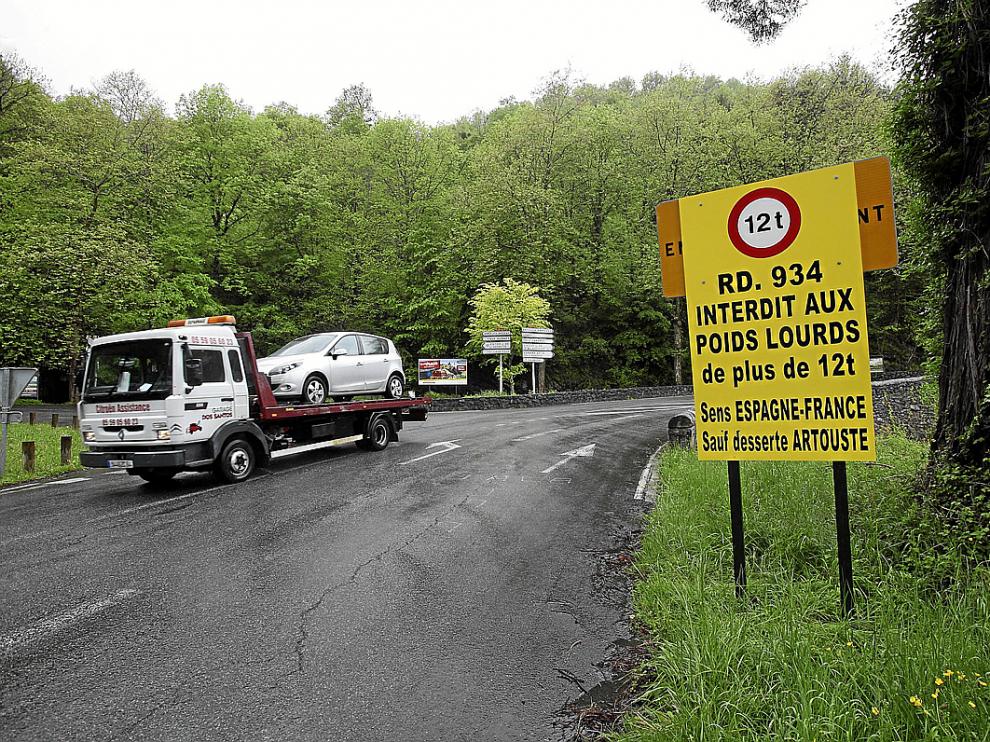 El paso del Portalet está cerrado desde el miércoles para los camiones y ayer era visible el cartel en la frontera: "La RD 934 prohibida a los vehículos pesados de más de 12 toneladas en el sentido España-Francia".