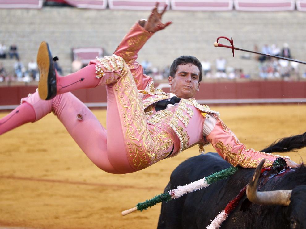 El diestro David Galván sufre una cogida en su último toro durante la octava corrida de abono, en la Feria de Abril.
