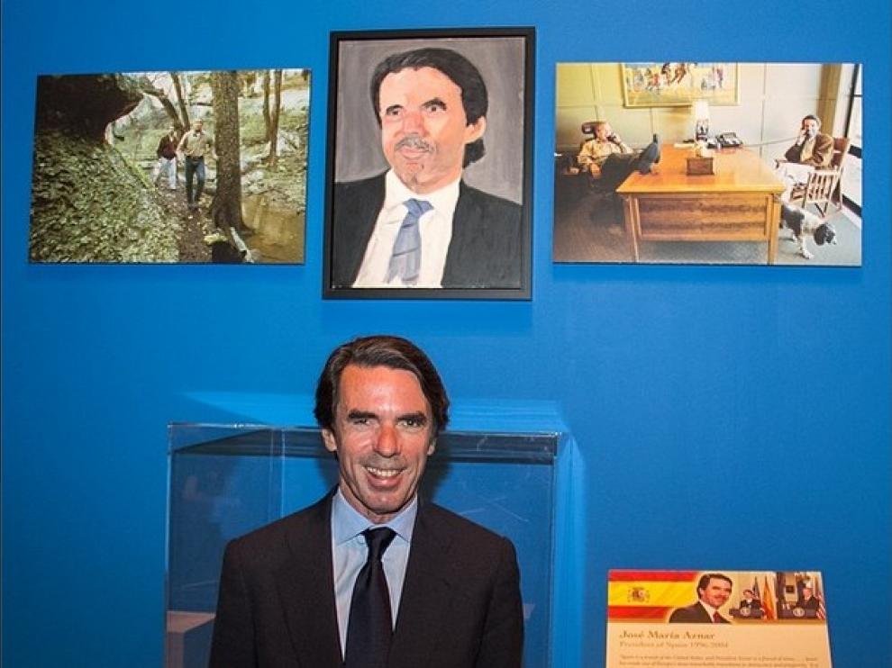 Aznar posa sonriente junto a su retrato
