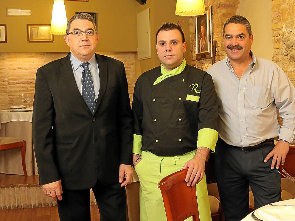 Jesús Martínez, David Melendo y Juan José Aínsa, en el comedor de El Real.