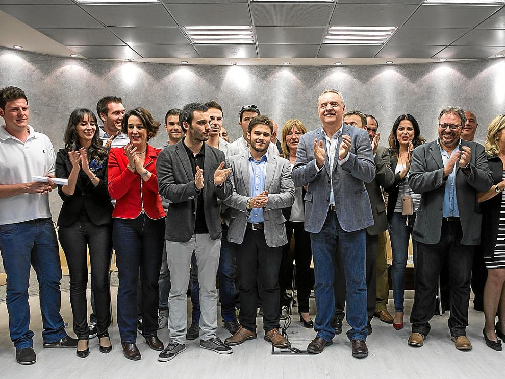 Alfredo Boné, en el centro de la foto, rodeado por militantes que han elaborado 'Proyecto AragonES'.
