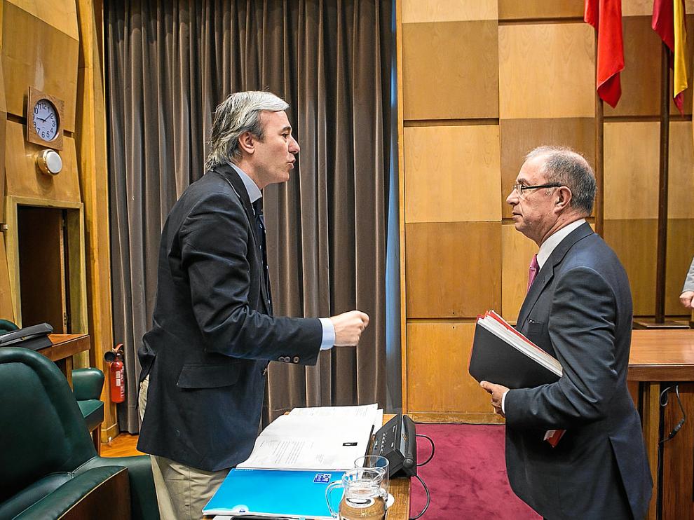 El concejal del PP Jorge Azcón, a la izquierda, conversa con el vicealcalde, Fernando Gimeno.