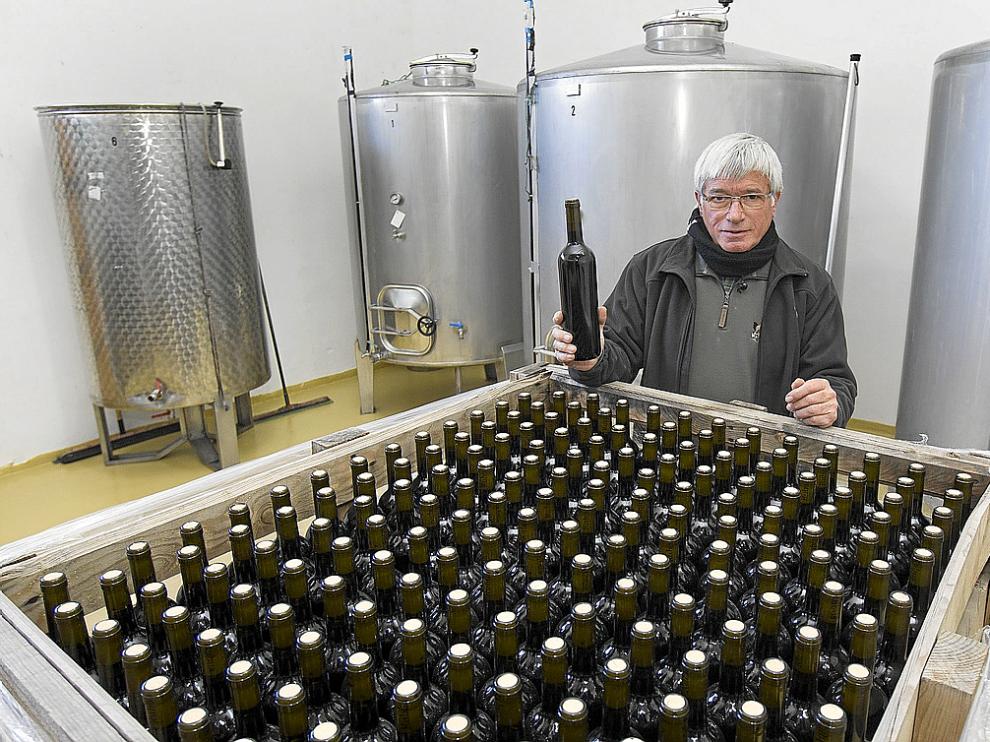 Jesús Romero, en la pequeña instalación de su bodega, en Rubielos de Mora.