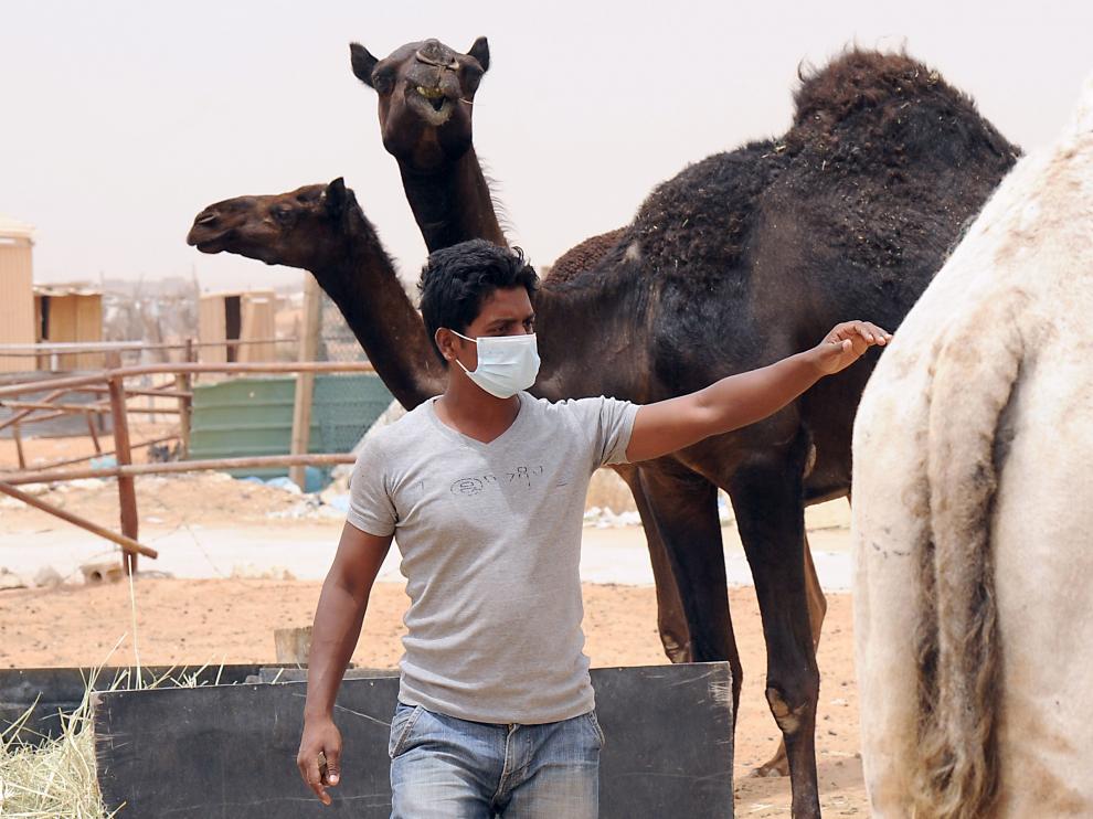 Un trabajador indio de Arabia Saudí lleva una máscara para protegerse del coronavirus (MERS).