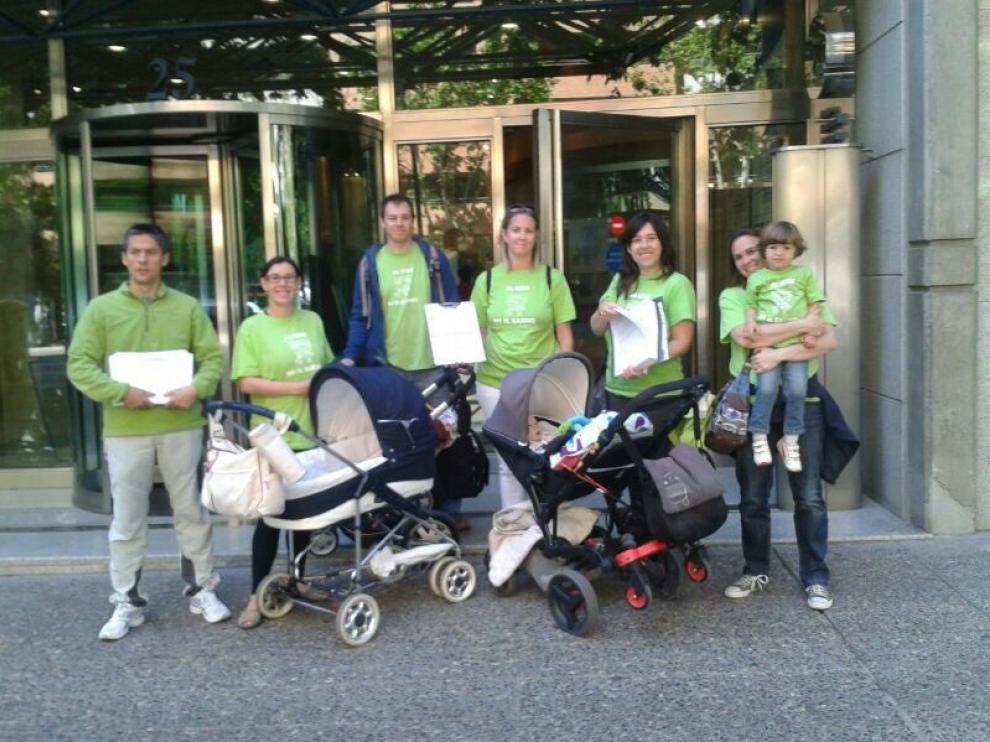 Los padres de Valdespartera entregaron más de 5.000 firmas este lunes