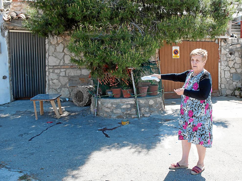 Carmen Murillo, que estaba con la familia Latorre cuando llegó el toro, señala el lugar de la cogida.