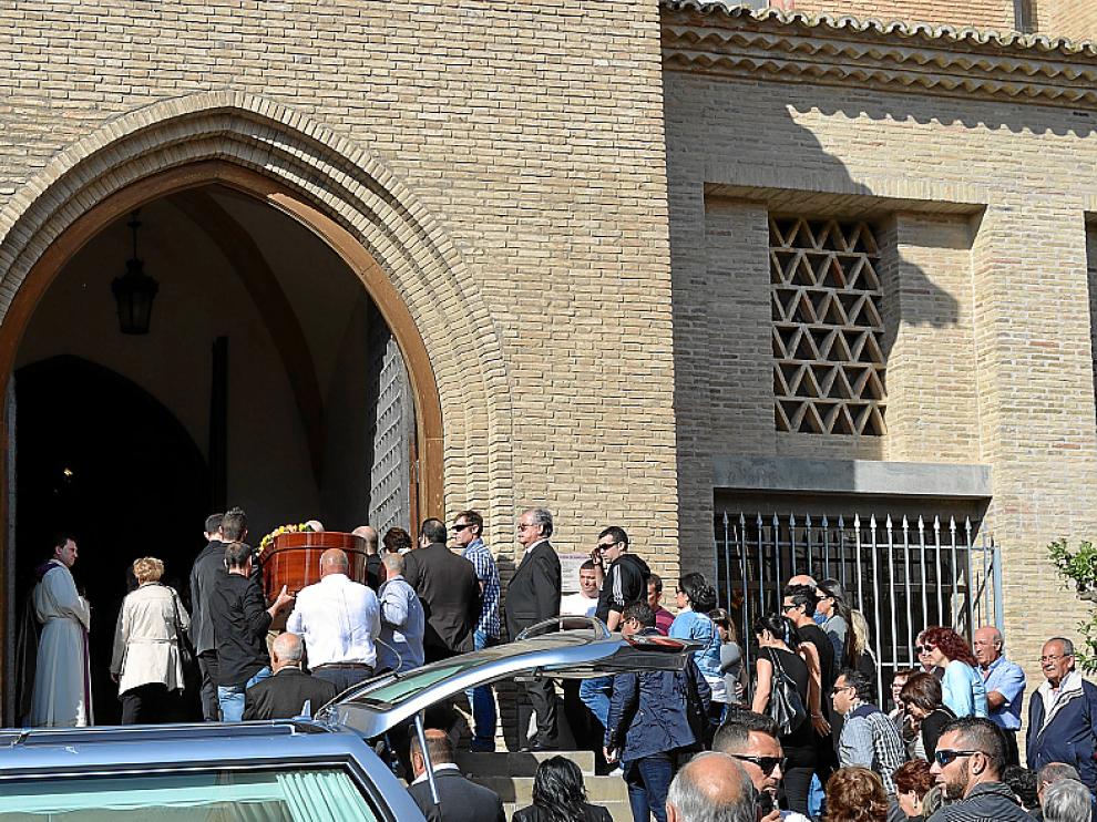 Momento en que el ataúd es introducido en la iglesia.
