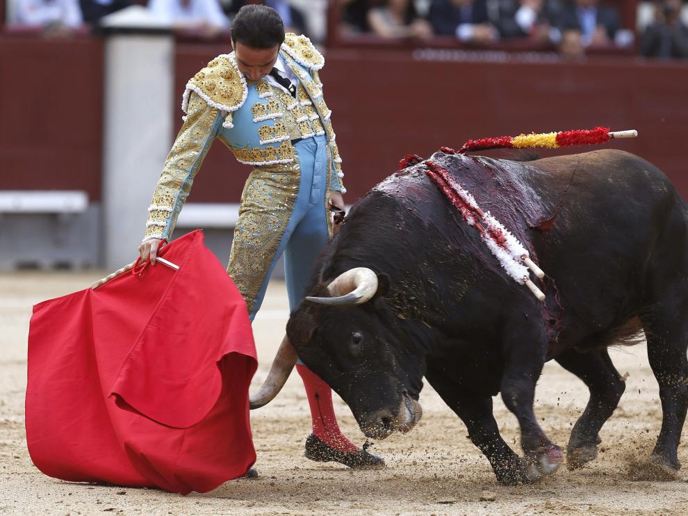 El diestro Enrique Ponce durante la faena con la muleta a su primer toro.