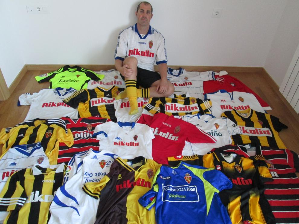 Luis Monterde con su colección