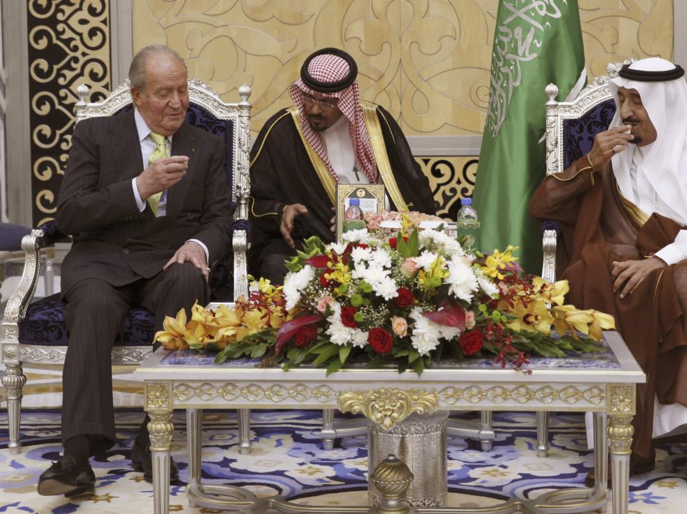 Juan Carlos (i) conversa con Salman bin Abdulaziz al Saud (d), príncipe heredero y ministro de defensa saudí.