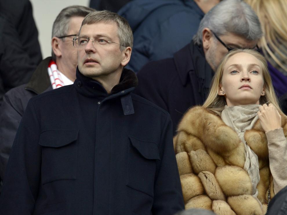 El millonario ruso junto a una mujer desconocida.