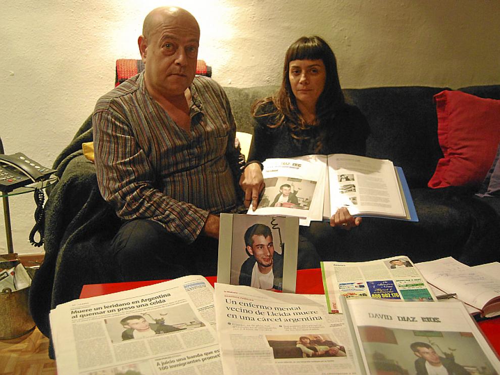 Manuel Luque y Roser Ríos, en 2012, con fotos de su hijo fallecido.