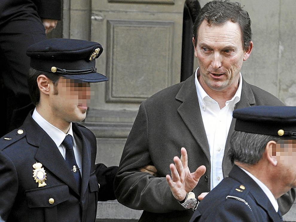 Santiago Mainar, en una foto de archivo al salir de la Audencia de Huesca en diciembre de 2009.