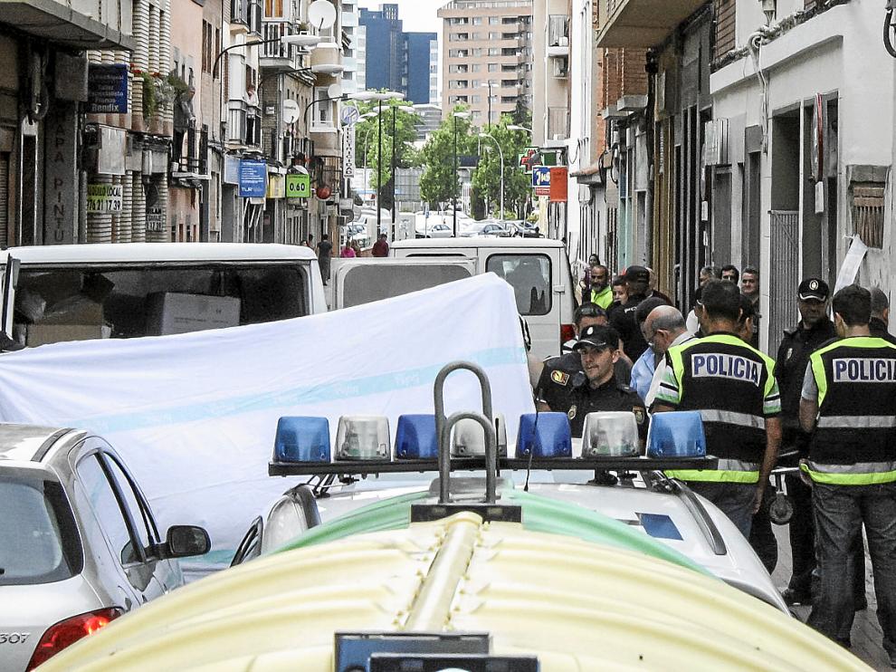 La Hermandad de la Sangre de Cristo se llevó el cadáver al Instituto de Medicina Legal de Aragón (ILMA) sobre las 18.45. Aunque en un primer momento acudieron ambulancias hasta el lugar del crimen, nada se pudo hacer por su vida.