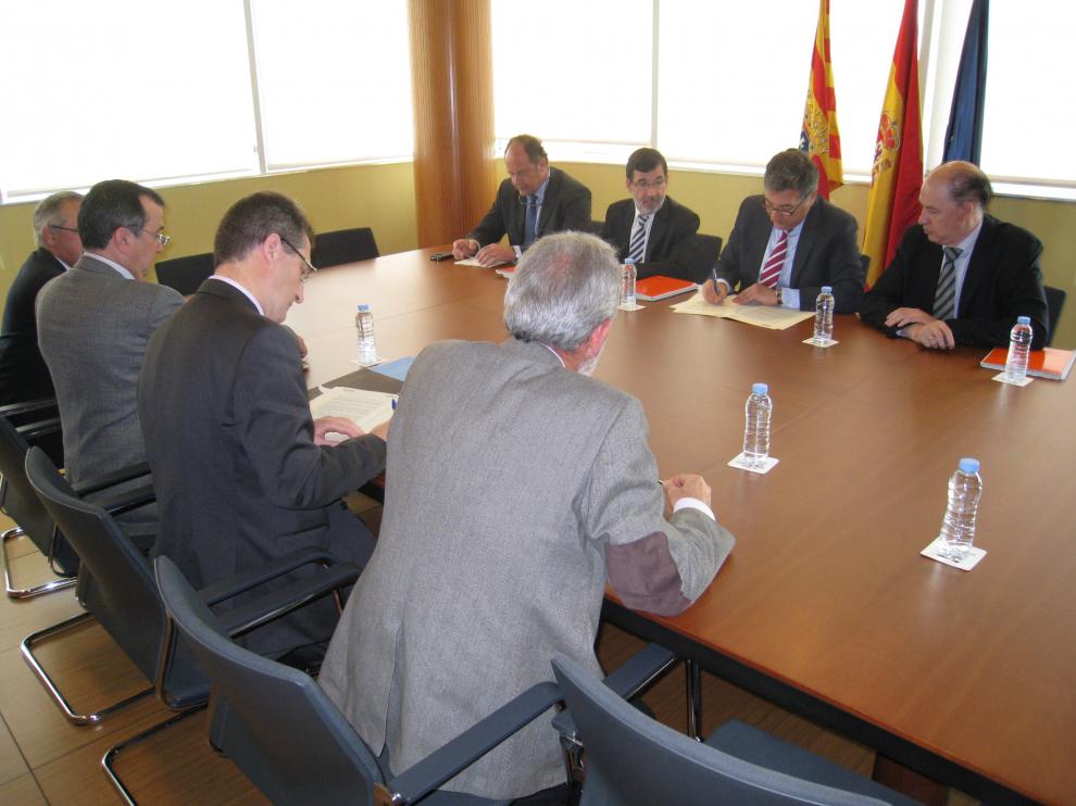 El consejero Ricardo Oliván, reunido este miércoles con representantes del sector farmacéutico de las tres provincias.