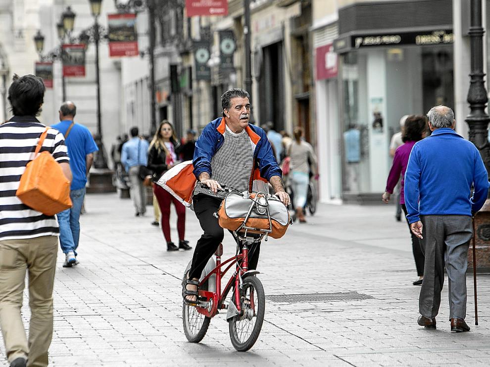 Un ciclista en la calle Alfonso de Zaragoza