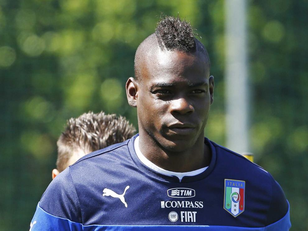 Balotelli realiza carrera continúa en el entrenamiento en el que fue insultado