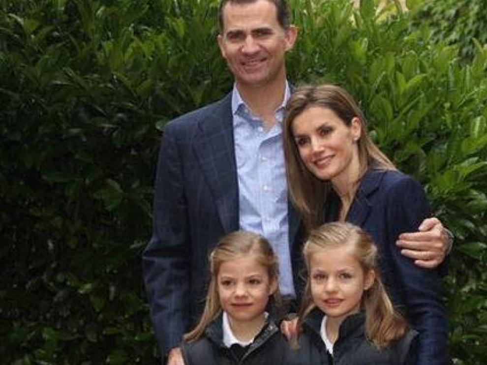 Don Felipe y doña Letizia posan junto a sus hijas, Leonor y Sofía