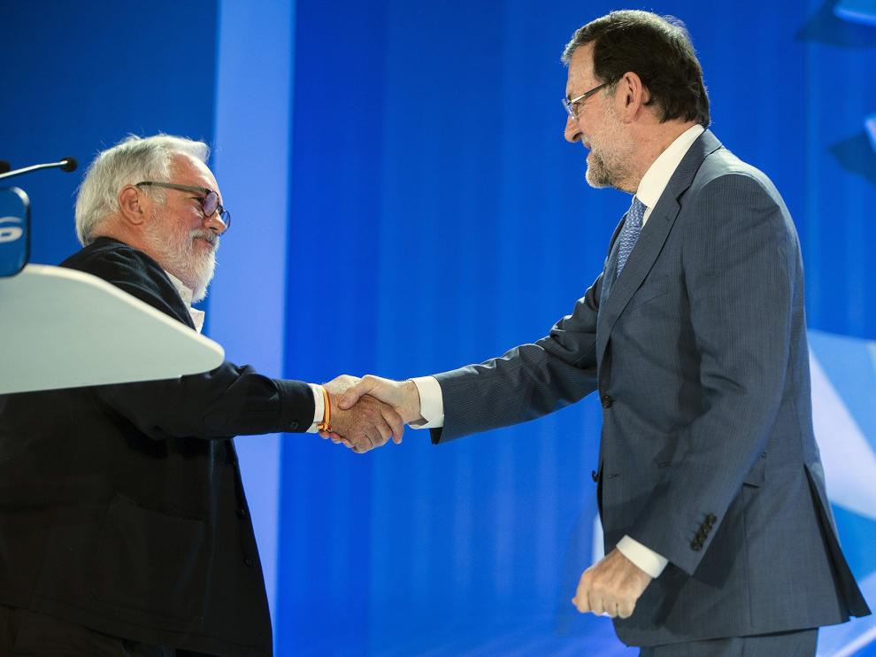 El cabeza de lista del PP ha protagonizado la anéctoda del mitin botando ante los asistentes