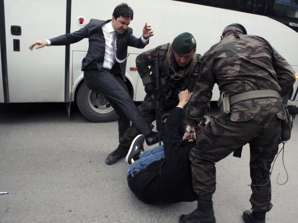 Imagen de la agresión del ya ex asesor de Erdogan