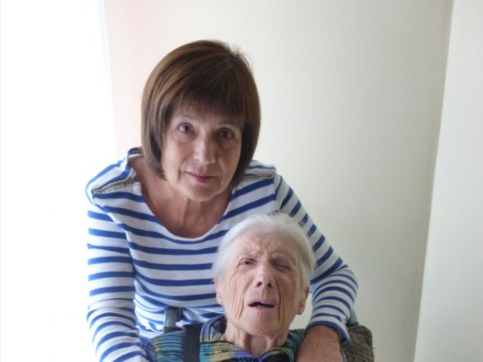 Ana Isabel y su madre, de 98 años, a quien se le reconoció en 2012 una dependencia severa. Estuvieron más de dos años en lista de espera.