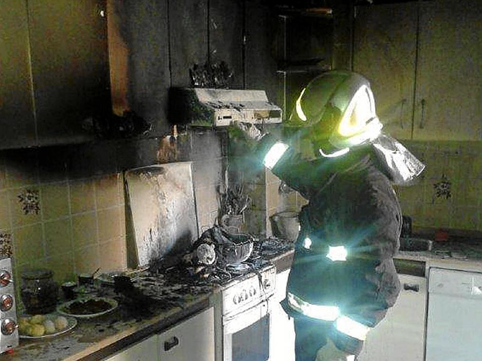 El incendio se originó en esta cocina del bloque de pisos.
