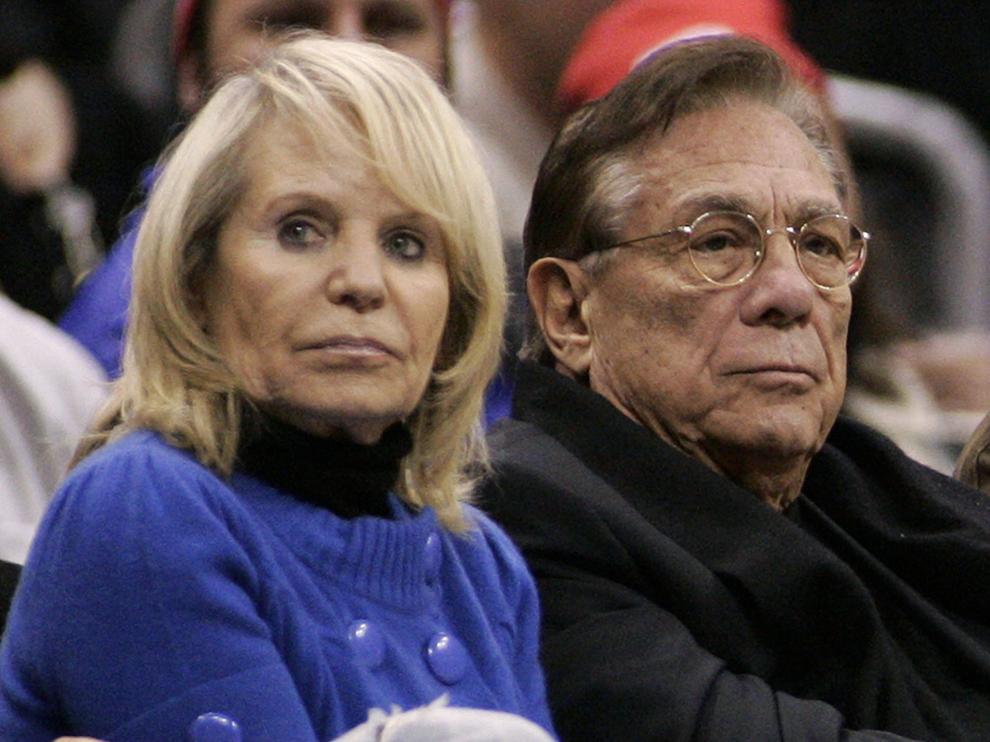 Sterling, junto a su mujer, en un partido