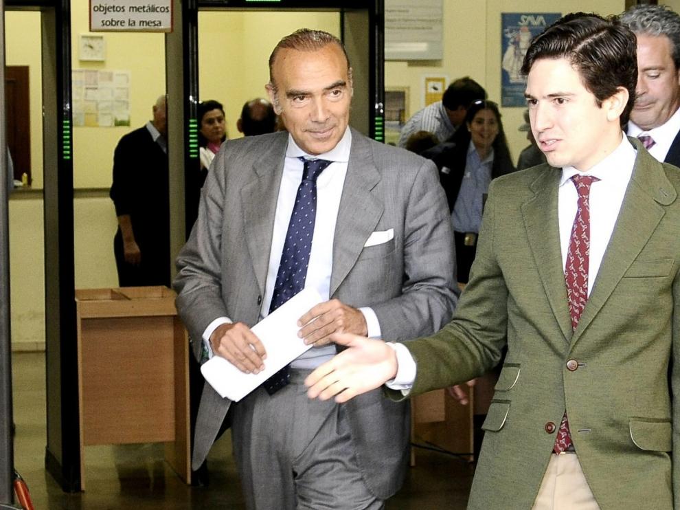 Luis Oliver, a la izquierda, sale del juzgado