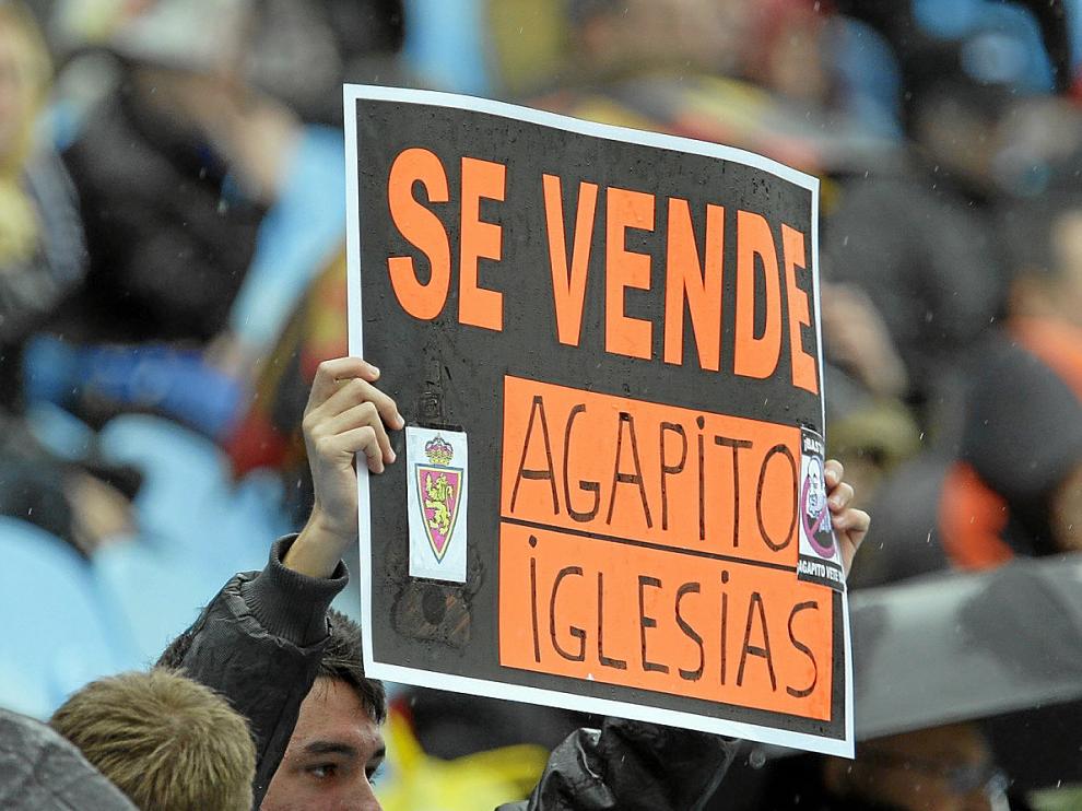 Un aficionado pide a Agapito Iglesias la venta del club, en fotografía de archivo.