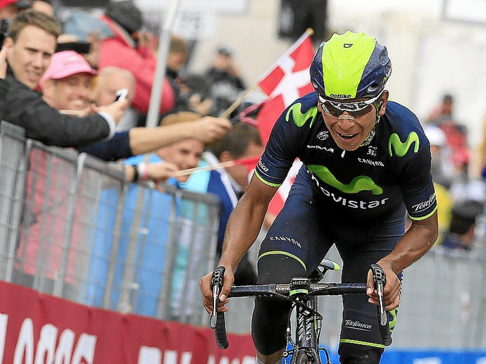 Nairo Quintana cruza en solitario la meta de Val Martello.
