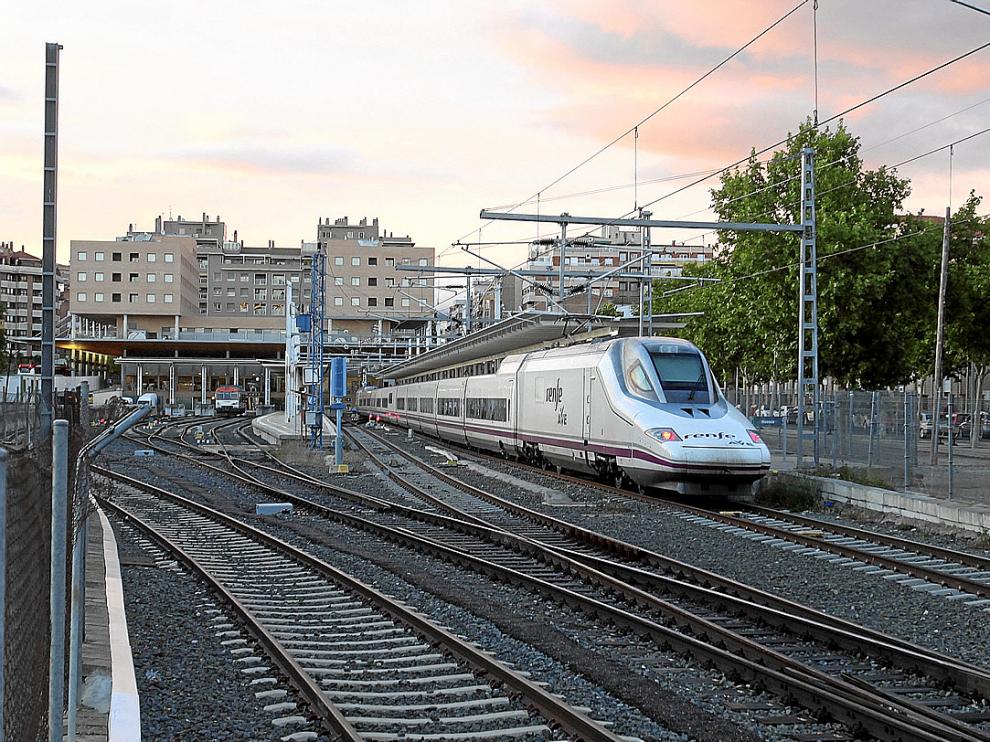 Idéntica vista de la estación tomada ayer a la llegada del AVE a Huesca.