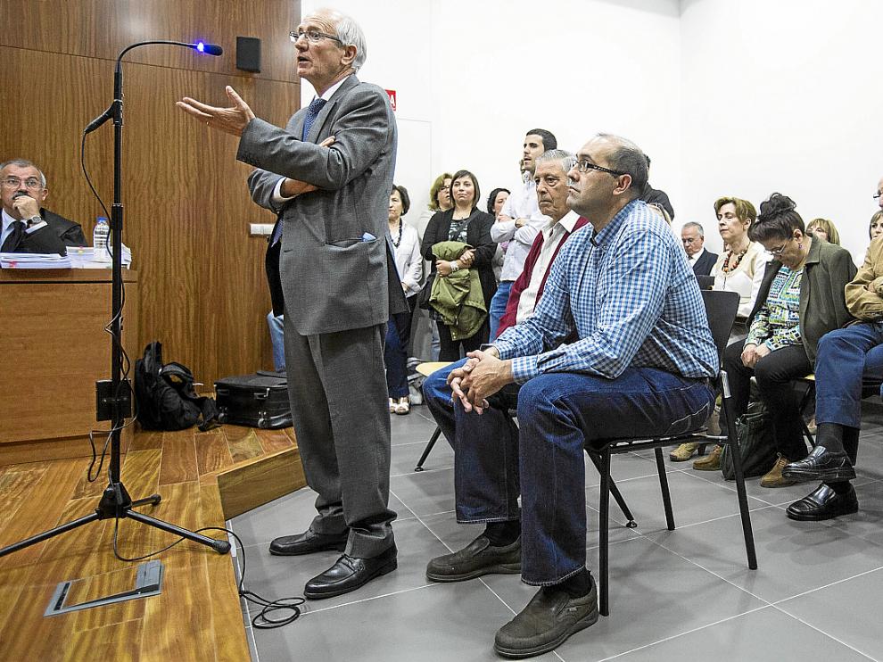 El alcalde ?de pie?, su concejal ?en el centro? y el secretario ?en primer plano?, durante el juicio.