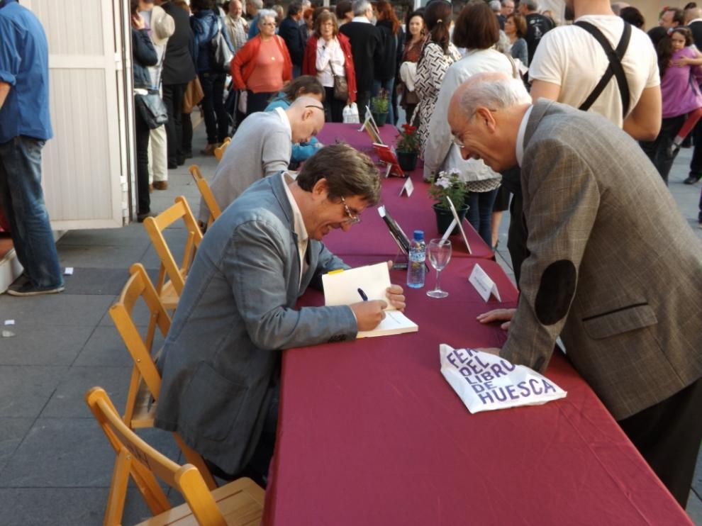 García Montero firmando libros
