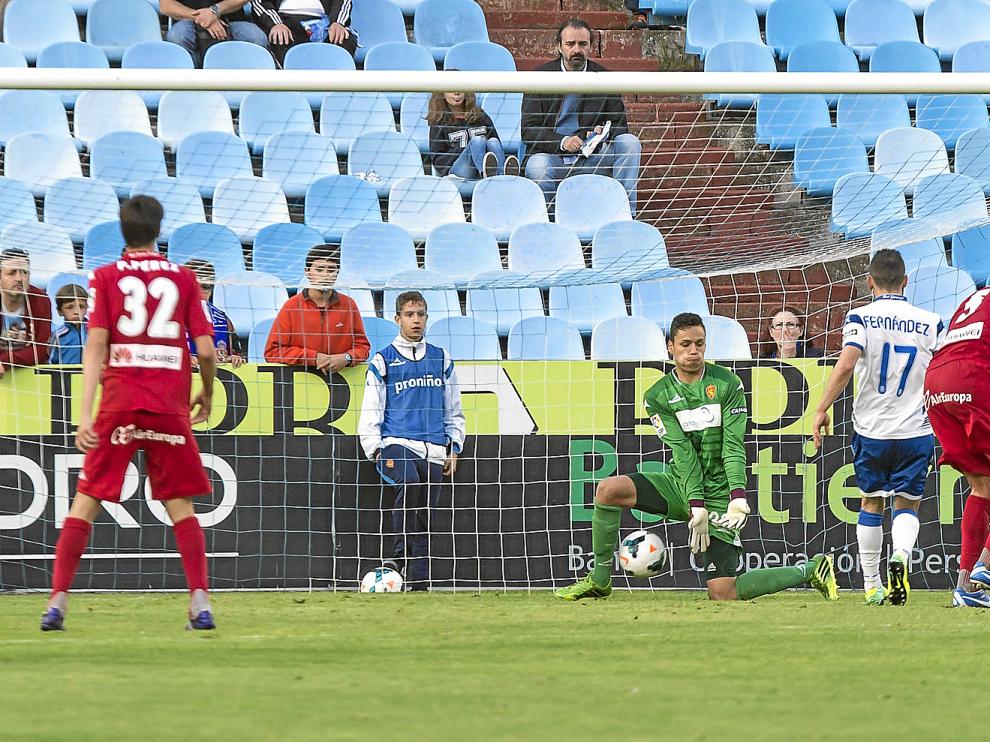 Momento fatídico del gol de Bernardo para el Sporting, donde el balón se le escapa entre las piernas a Whalley.