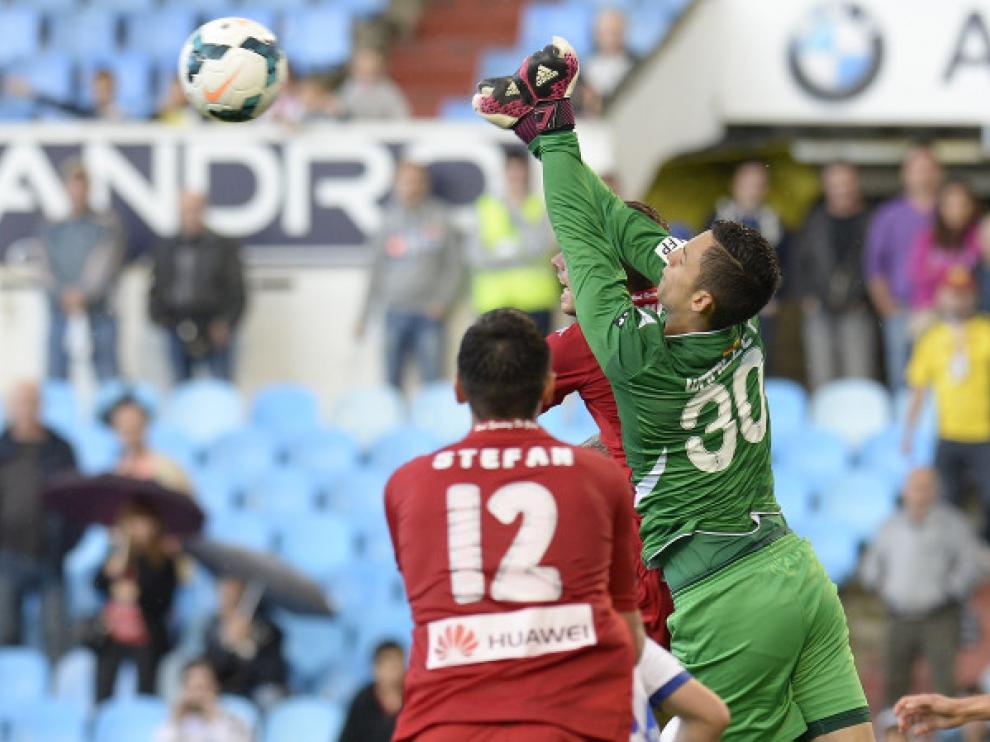 Óscar Whalley despeja un balón