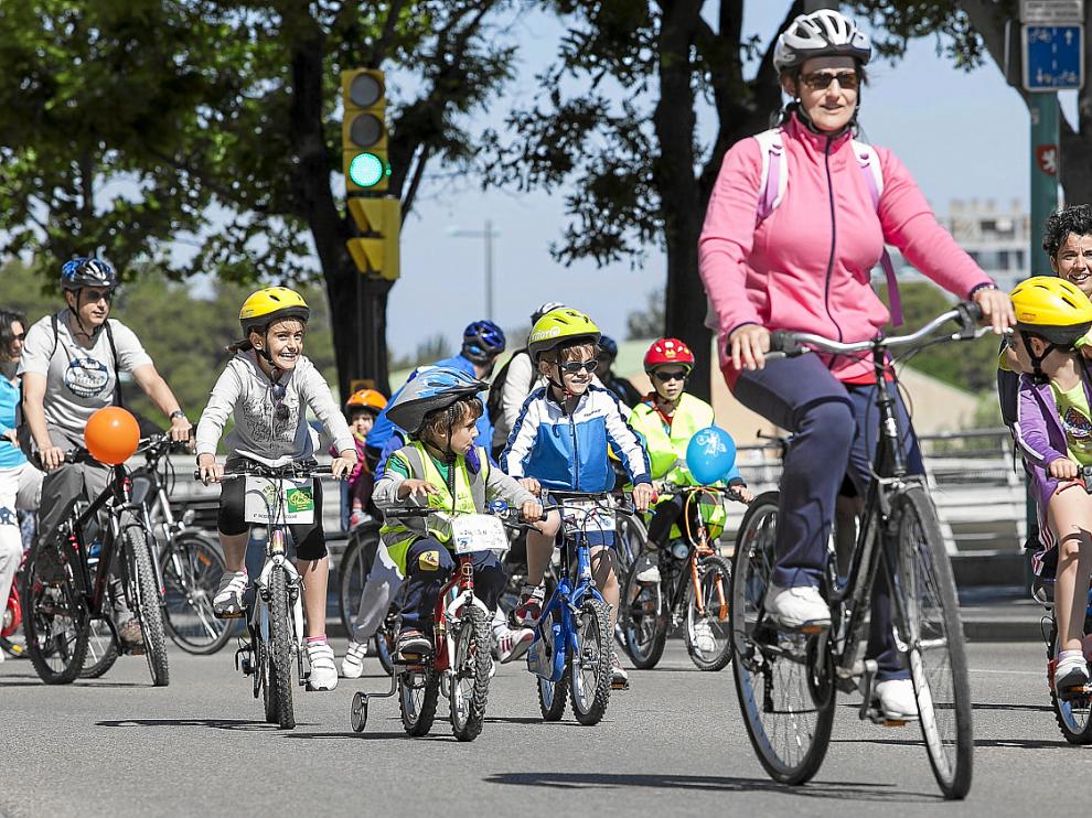 Varios de los participantes en la marcha ciclista, ayer en el paseo de Echegaray y Caballero.