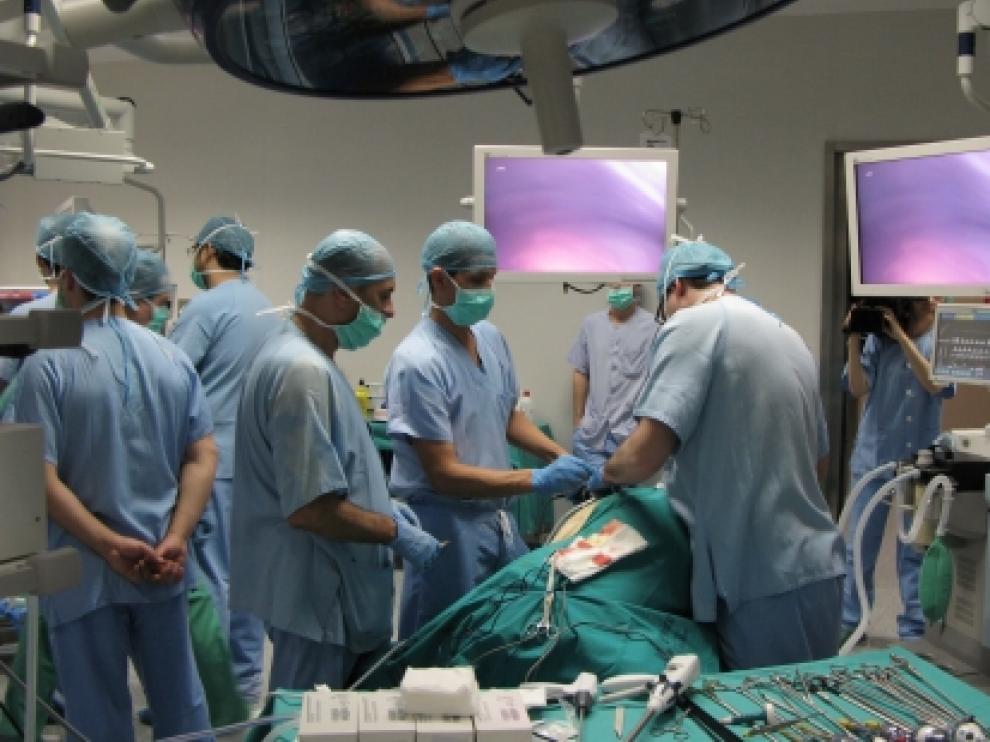 Varios cirujanos en el quirófano del Centro de Investigación Biomédica de Aragón.
