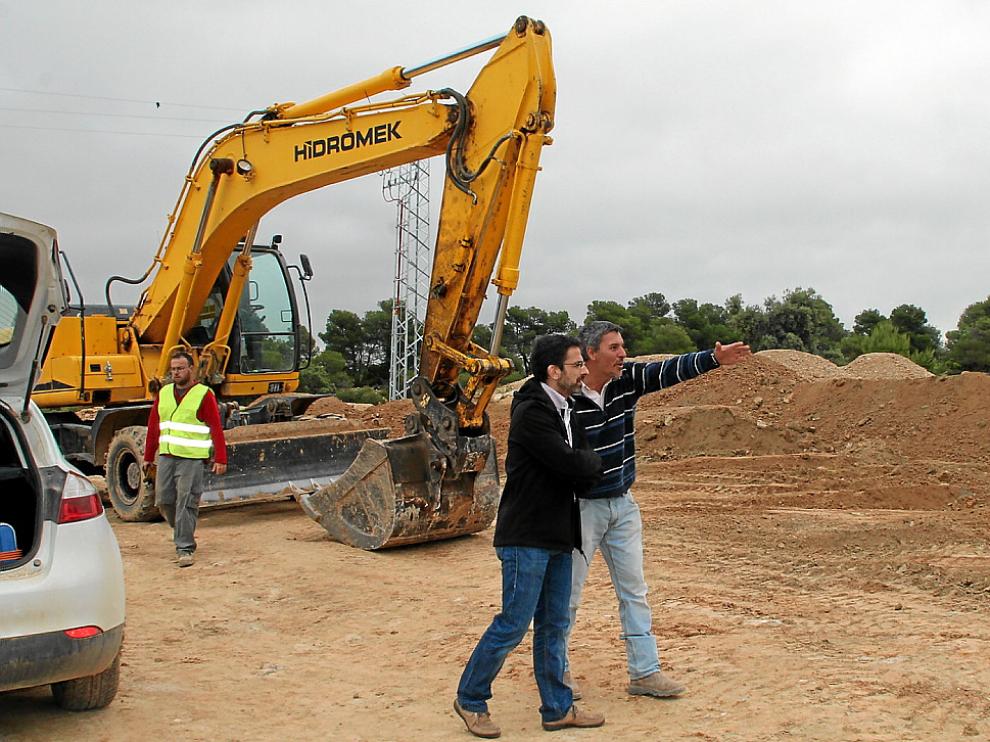 . La planta de tratamiento de purines de Valderrobres dispondrá de una balsa para el riego de apoyo. Las obras ya han comenzado. En la foto, el alcalde Carlos Boné con los operarios.