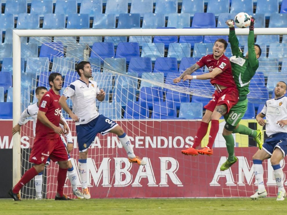 Whalley despeja de puños, en un lance del partido del Real Zaragoza con el Sporting