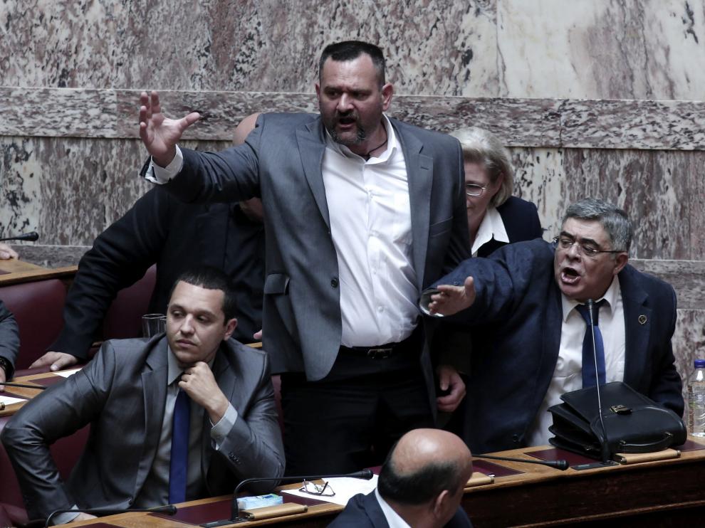 El líder de Amanecer Dorado, en el Parlamento mientras se votaba la anulación de la inmunidad