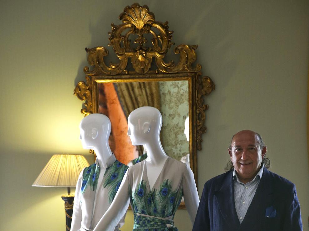 El diseñador Francis Montesinos, con una de sus creaciones