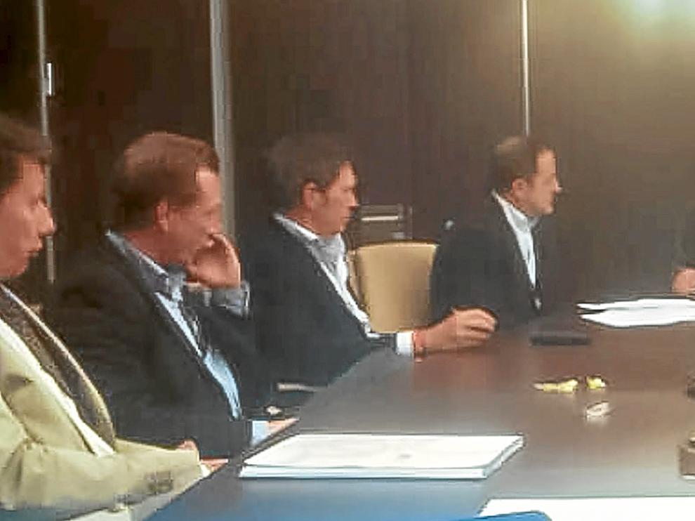 De izda. a dcha: el abogado Olucha, James Bramwell, Javier Lasheras, Agapito Iglesias, el notario José Blanco, el asesor de Agapito, Javier Bazaco, Casasnovas e Ignacio Zorita.