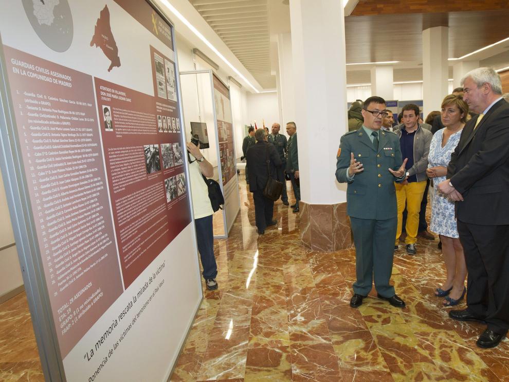 Gustavo Alcalde en la exposición en memoria de las víctimas de ETA en Teruel