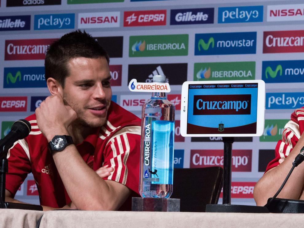 Azpilicueta en rueda de prensa junto a Pedro