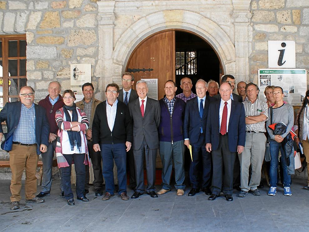 Los miembros del Patronato de Ordesa antes de iniciar la reunión de ayer.