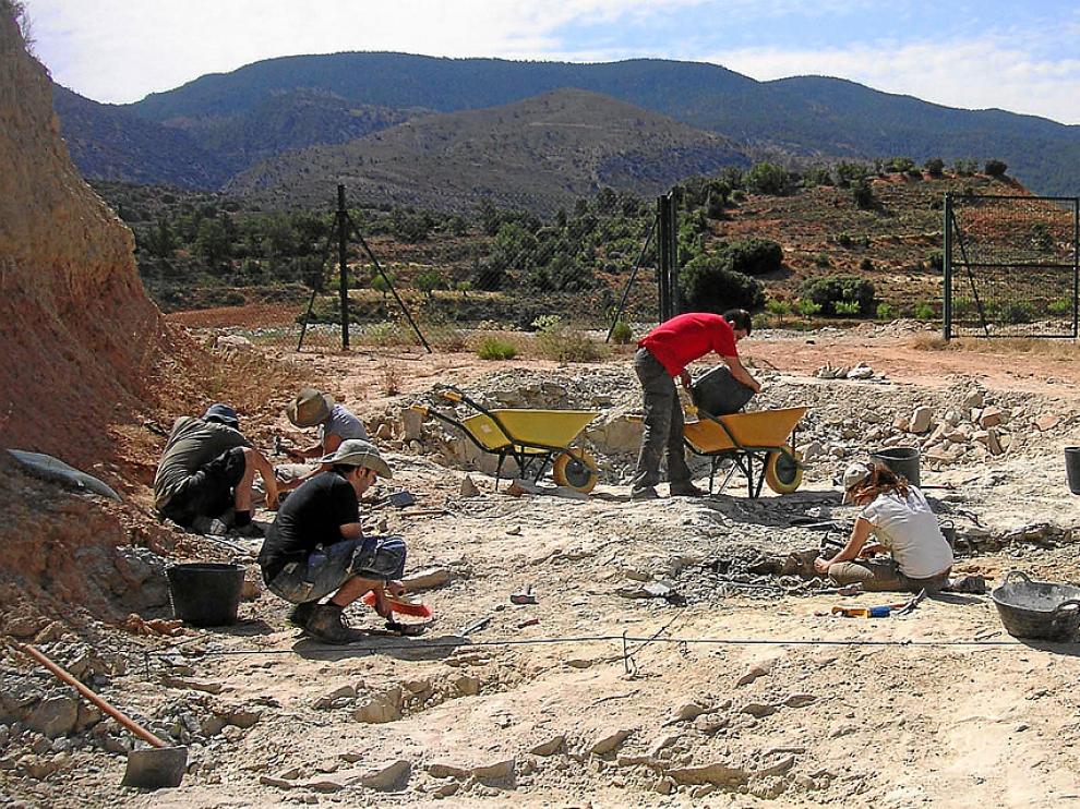 Un equipo de paleontólogos de Dinópolis en el yacimiento de Barrihonda de Riodeva