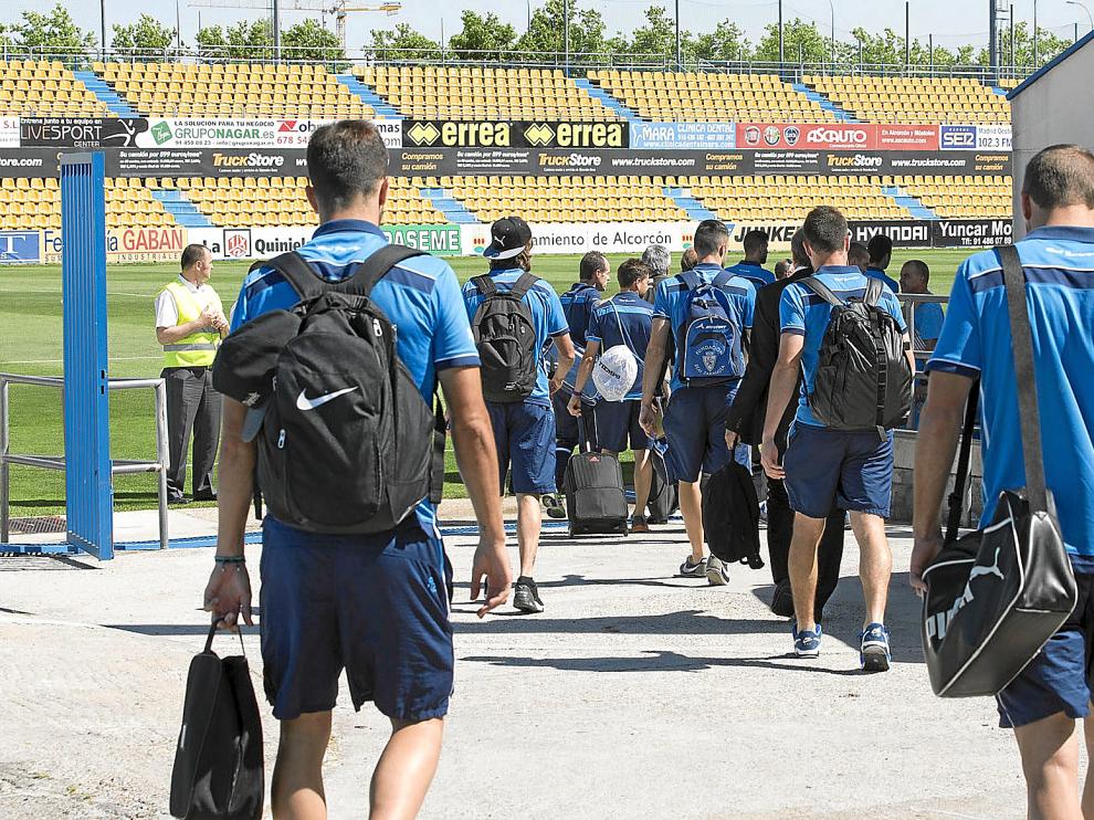 La plantilla del Real Zaragoza, ayer, a su entrada al Campo de Santo Domingo.