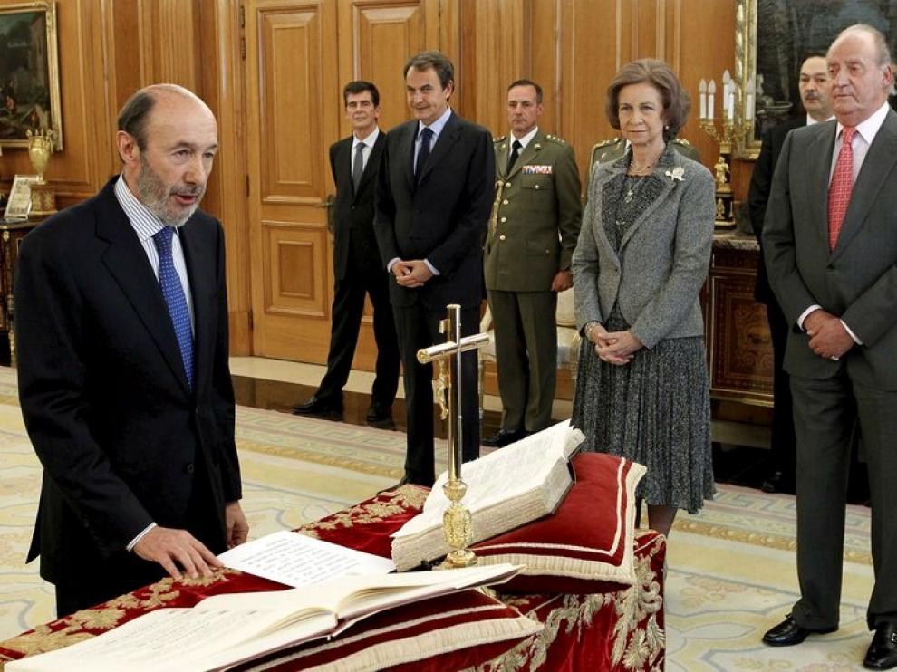 Rubalcaba respaldará la ley de abdicación para coronar a Felipe VI