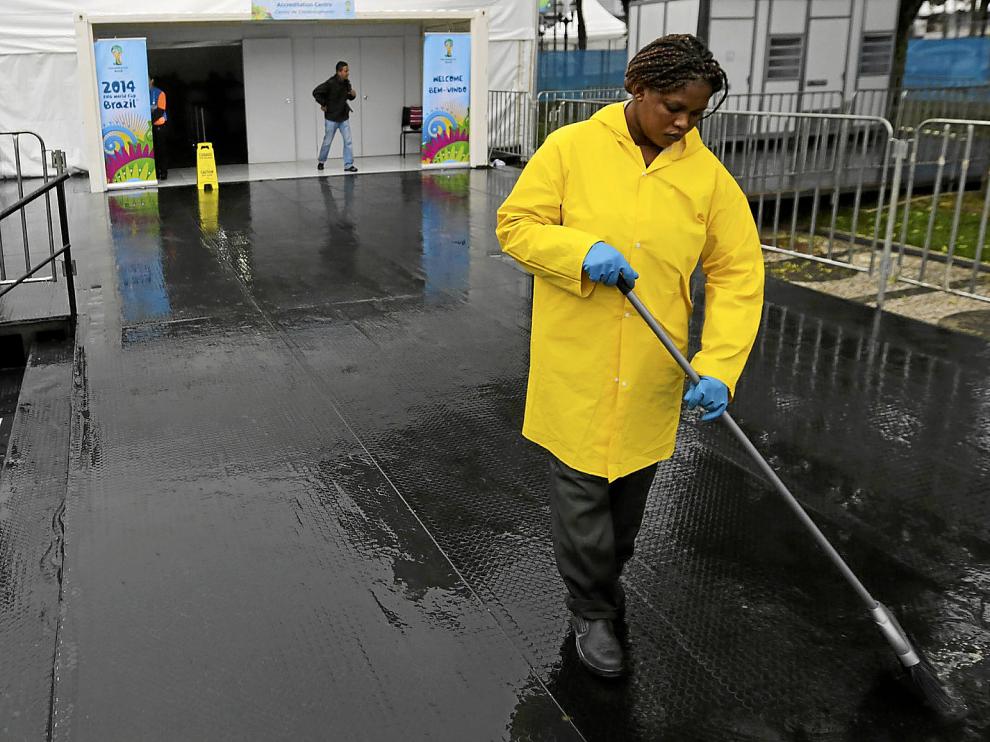 Una operaria, achicando ayer agua en una zona del estadio Baixada de Curitiba.