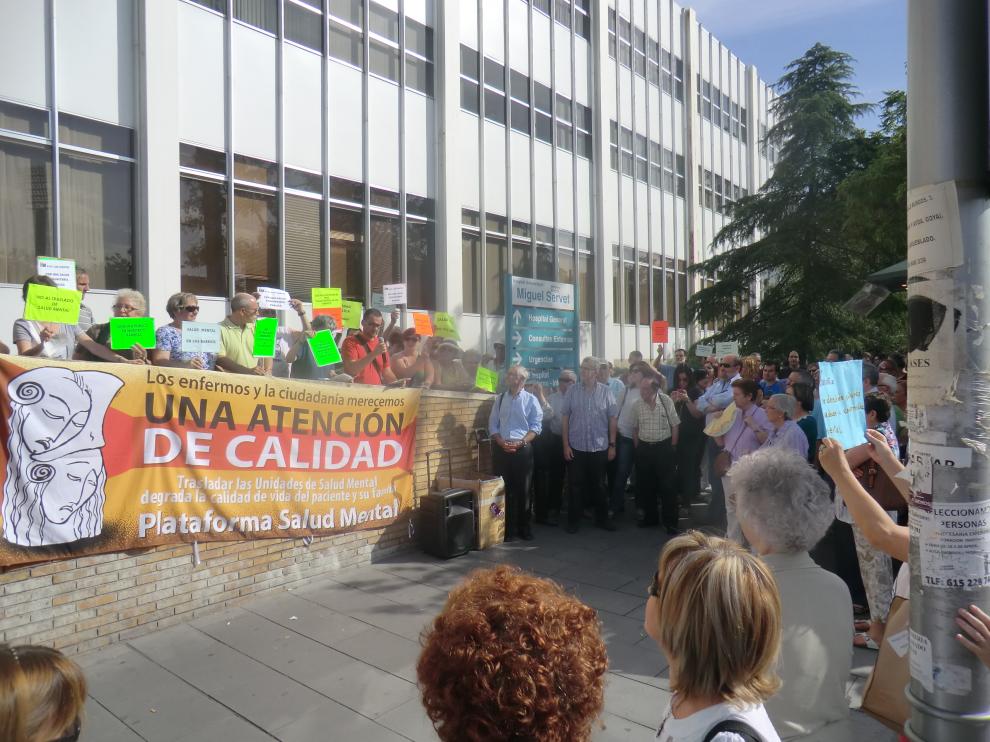 Concentración en contra de la unificación de las Unidades de Salud Mental del Área II